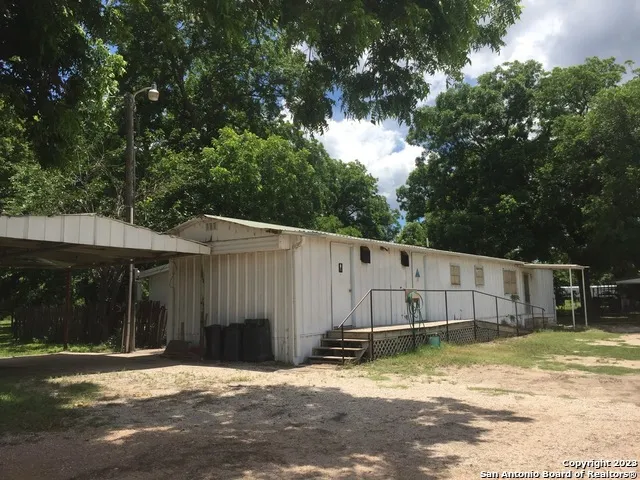 600 S 6th St Junction, TX 76849