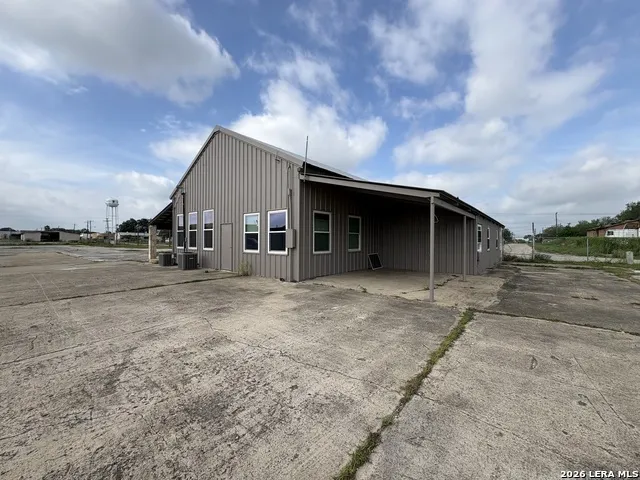 1500 Simmons Ave Jourdanton, TX 78026
