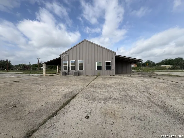1500 Simmons Ave Jourdanton, TX 78026