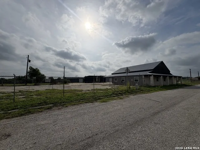 1500 Simmons Ave Jourdanton, TX 78026
