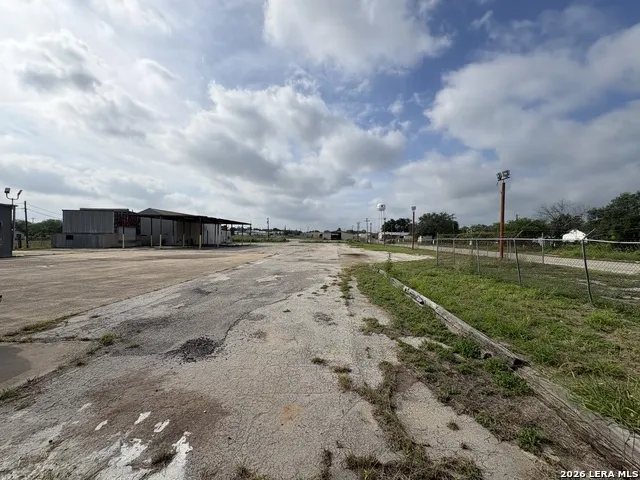 1500 Simmons Ave Jourdanton, TX 78026
