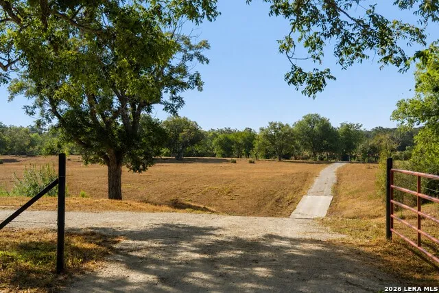 440 CHIMNEY VALLEY DR Blanco, TX 78606