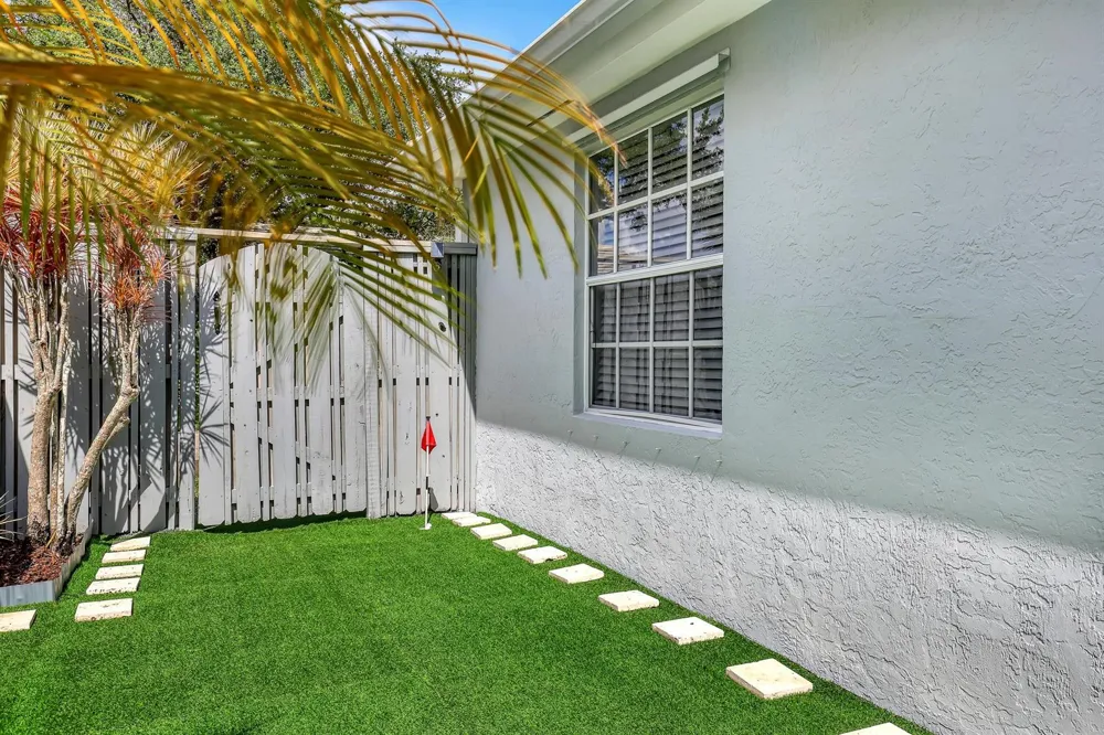 24 ADMIRALS COURT Palm Beach Gardens, FL 33418