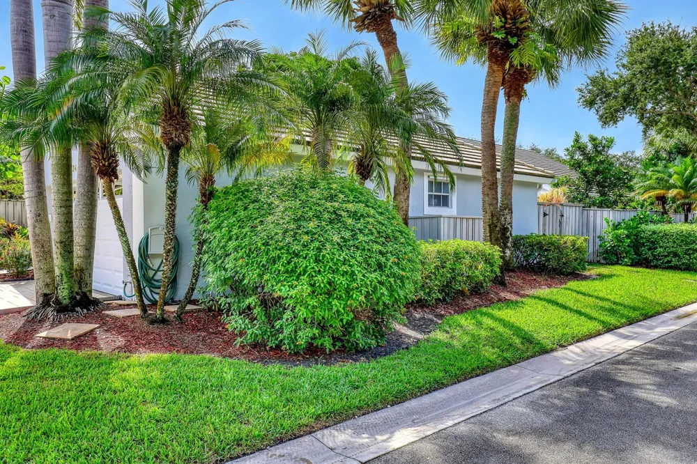 24 ADMIRALS COURT Palm Beach Gardens, FL 33418