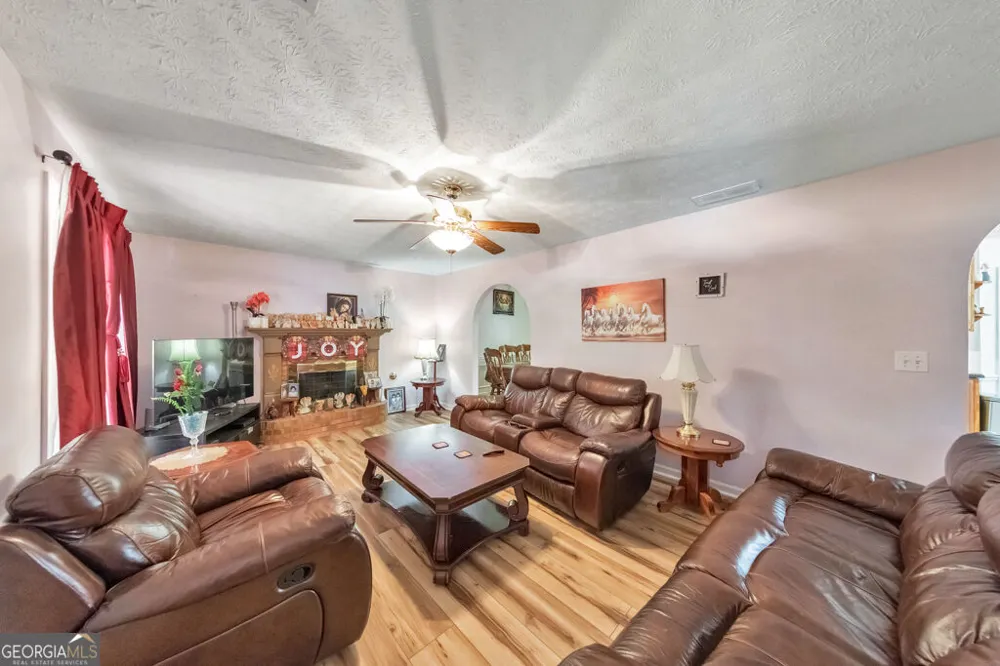 1675 Round RD Grayson, GA 30017