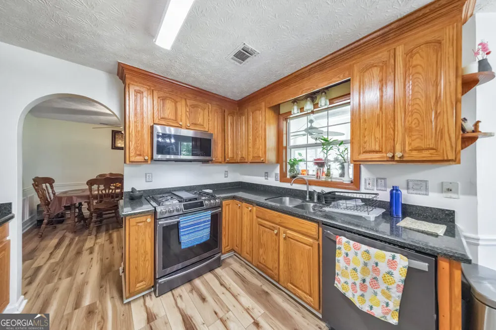 1675 Round RD Grayson, GA 30017