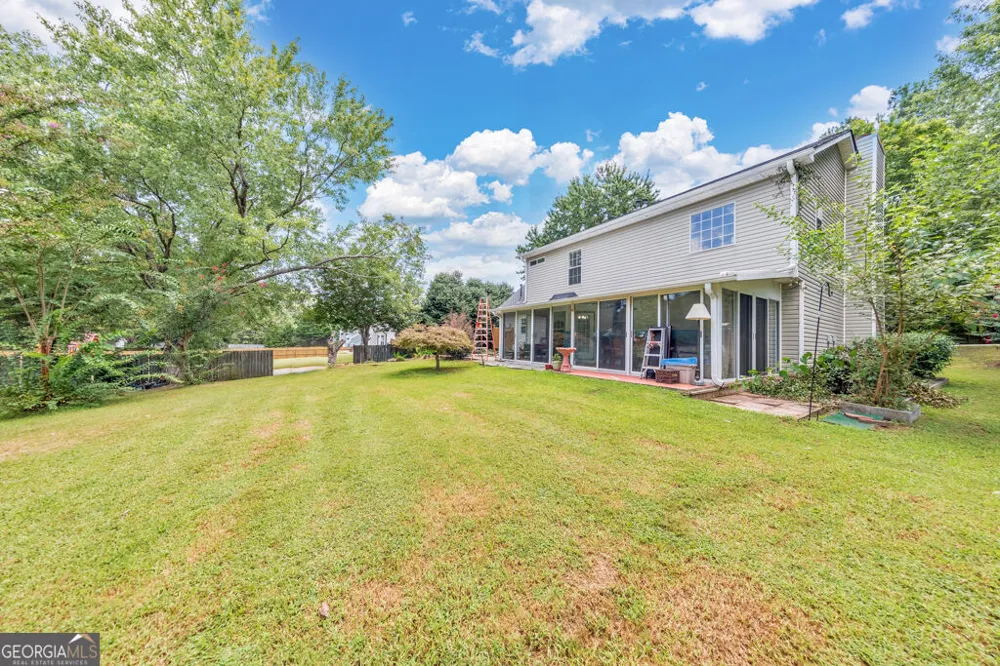 1675 Round RD Grayson, GA 30017