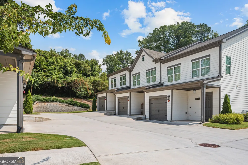 2893 Royal Heights DR Atlanta, GA 30318
