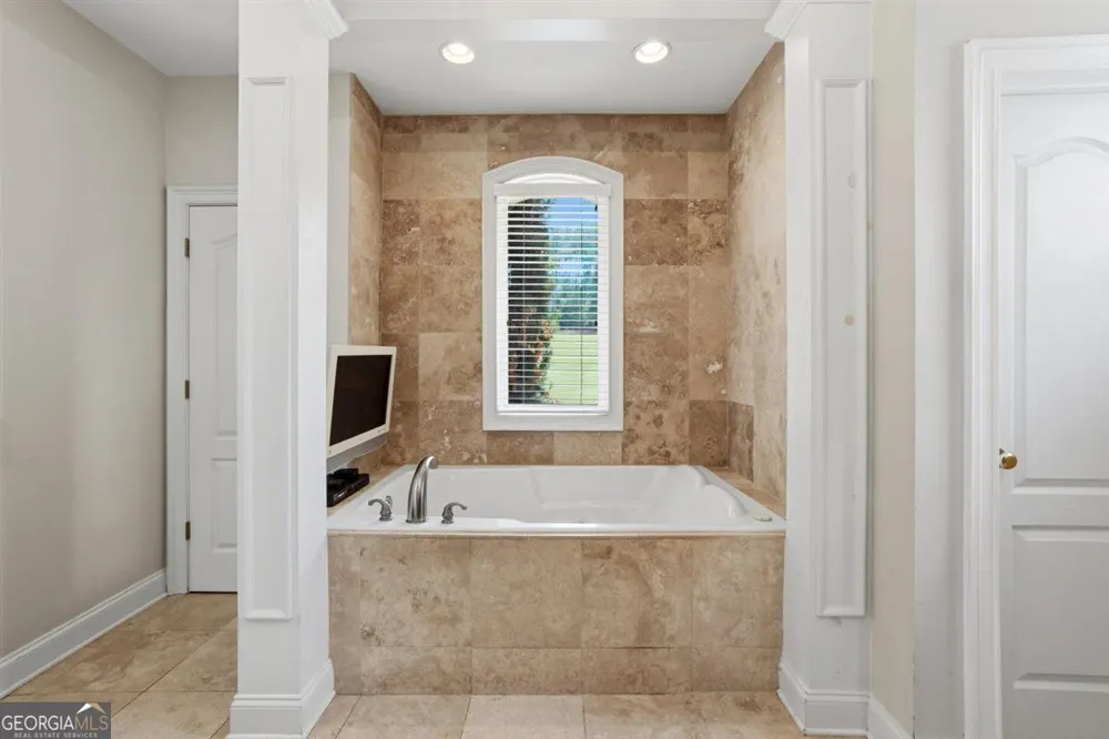 124 Fairway RUN Forsyth, GA 31029