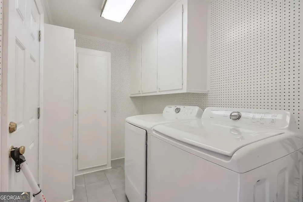 1055 Tuxedo DR Roswell, GA 30075