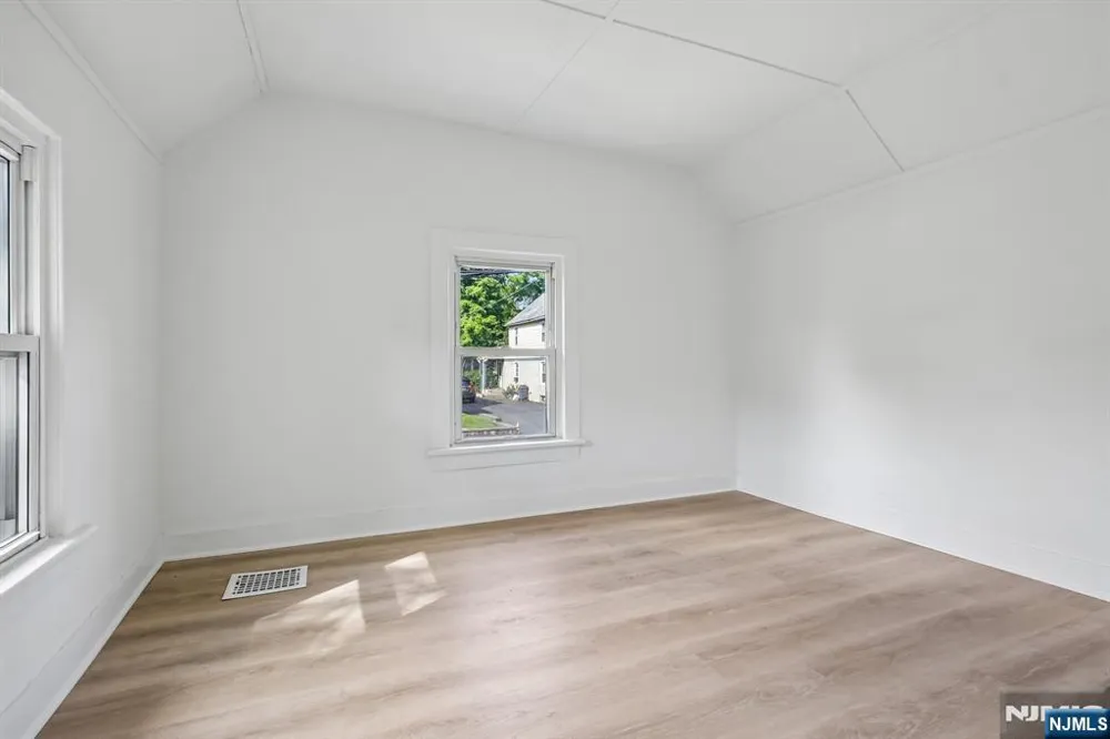 80 Glenwild Avenue Bloomingdale, NJ 07403