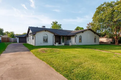502 Red Bud Ln
