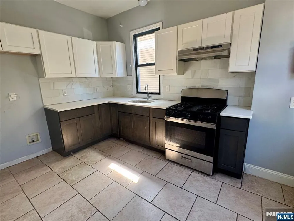 911 S 18th Street Newark, NJ 07108