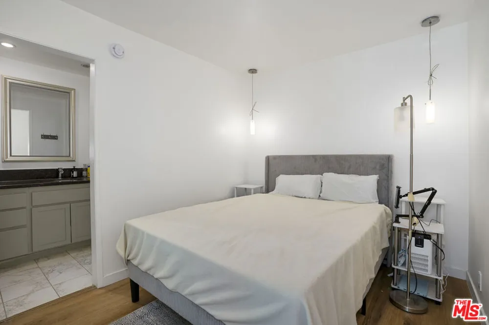11645 Montana Avenue #222 Los Angeles, CA 90049