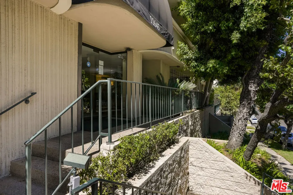 11645 Montana Avenue #222 Los Angeles, CA 90049