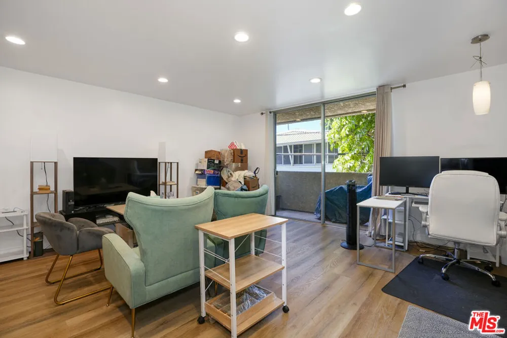 11645 Montana Avenue #222 Los Angeles, CA 90049