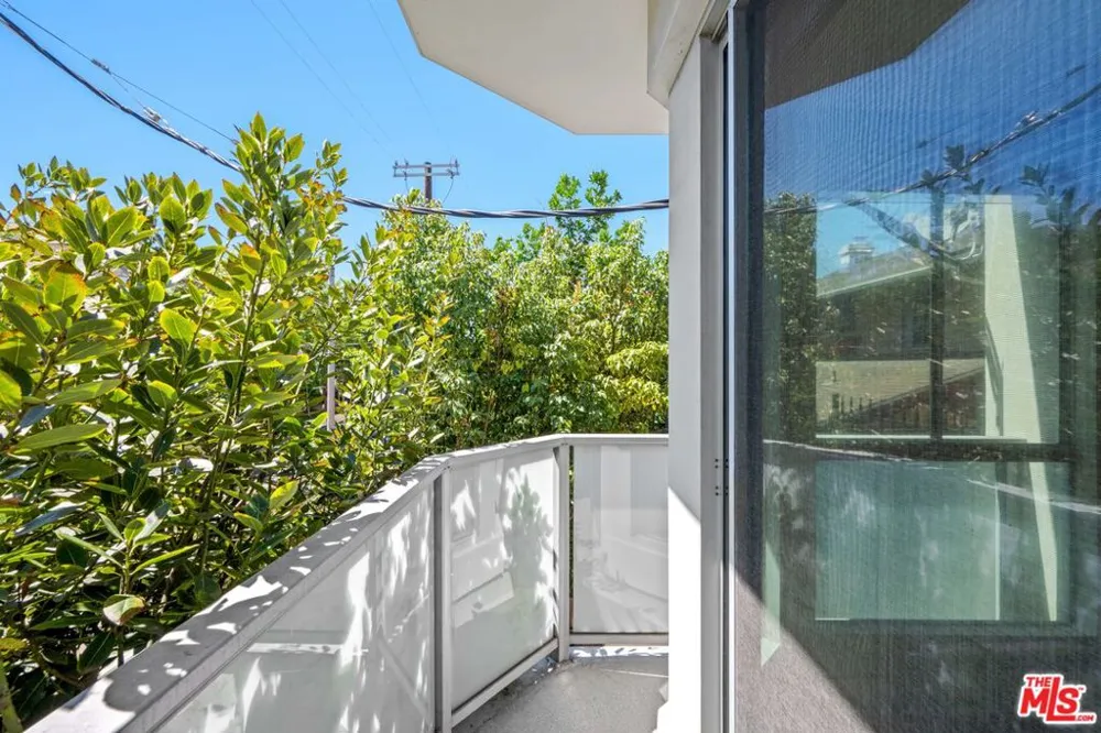 7133 Hawthorn Avenue #202 Los Angeles, CA 90046