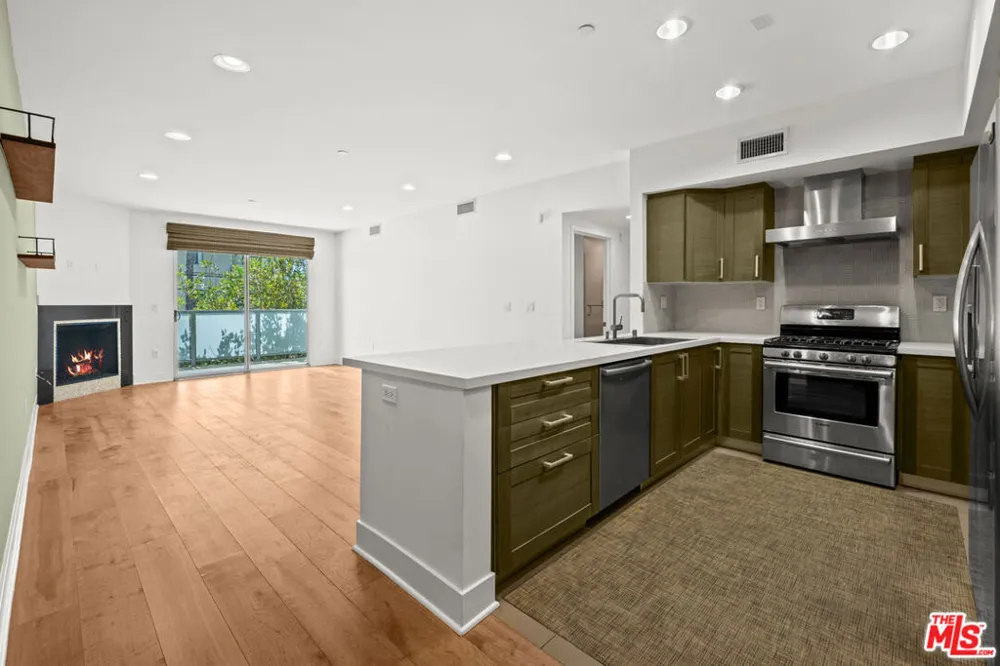 7133 Hawthorn Avenue #202 Los Angeles, CA 90046