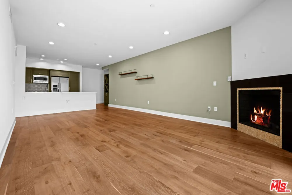 7133 Hawthorn Avenue #202 Los Angeles, CA 90046