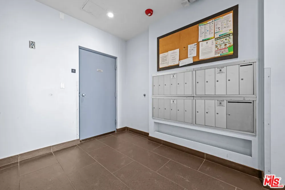 7133 Hawthorn Avenue #202 Los Angeles, CA 90046