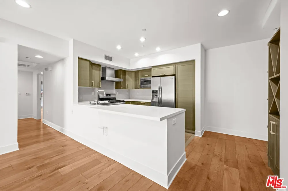 7133 Hawthorn Avenue #202 Los Angeles, CA 90046