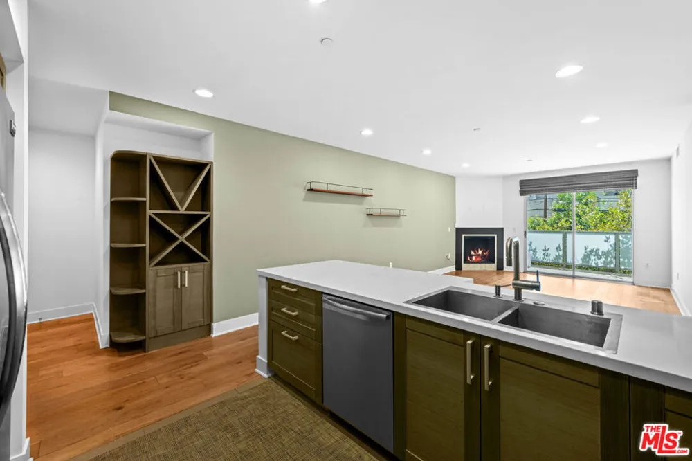 7133 Hawthorn Avenue #202 Los Angeles, CA 90046