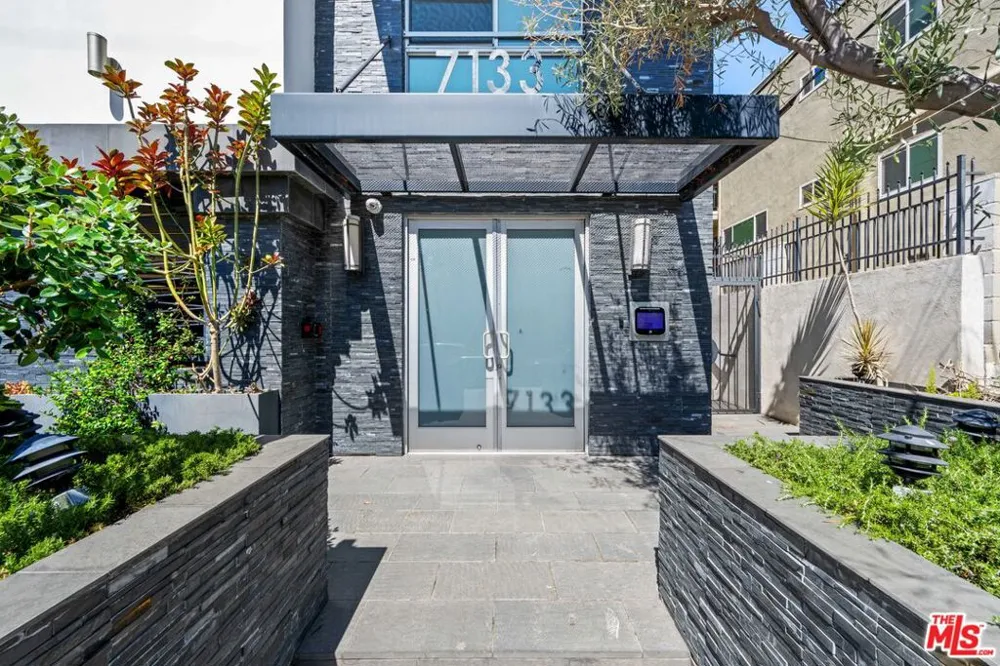 7133 Hawthorn Avenue #202 Los Angeles, CA 90046