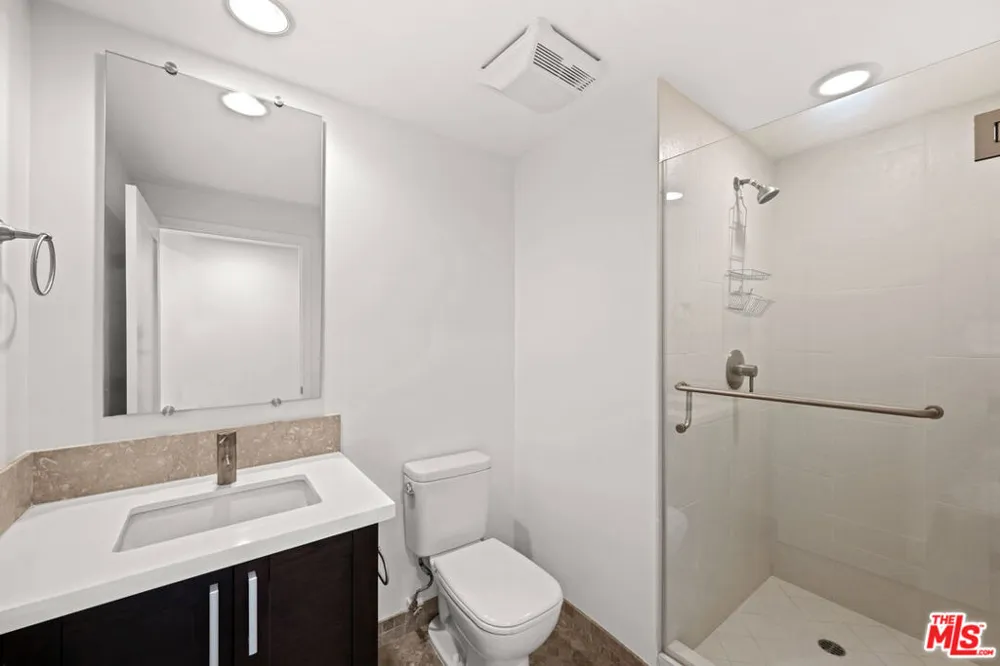 7133 Hawthorn Avenue #202 Los Angeles, CA 90046