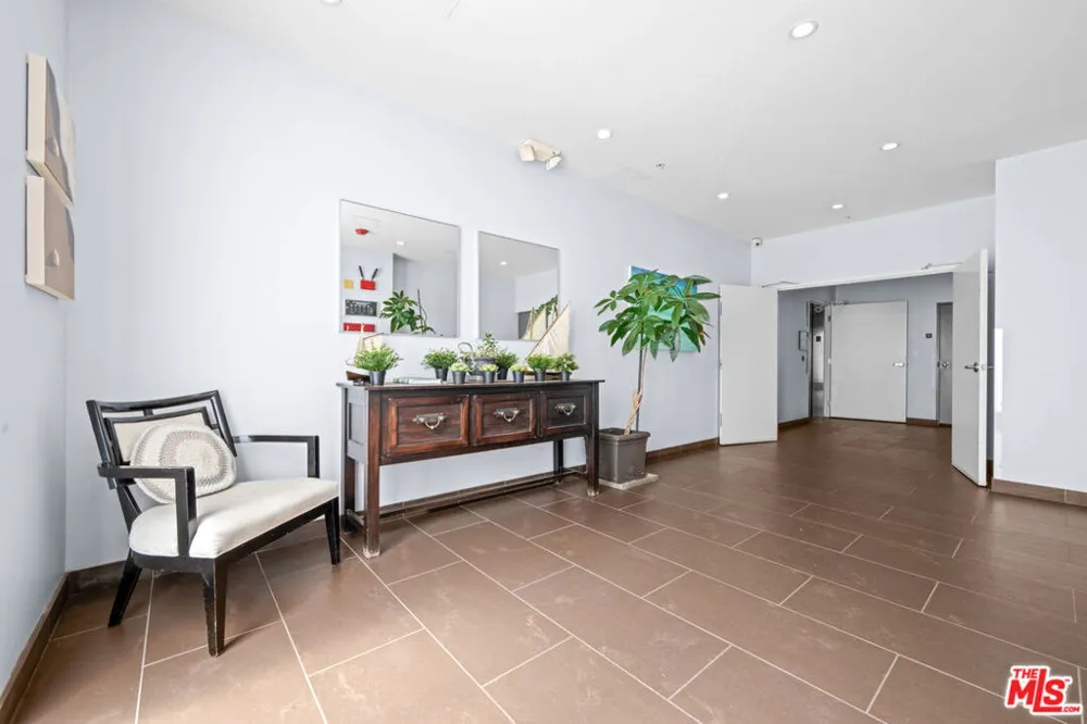 7133 Hawthorn Avenue #202 Los Angeles, CA 90046