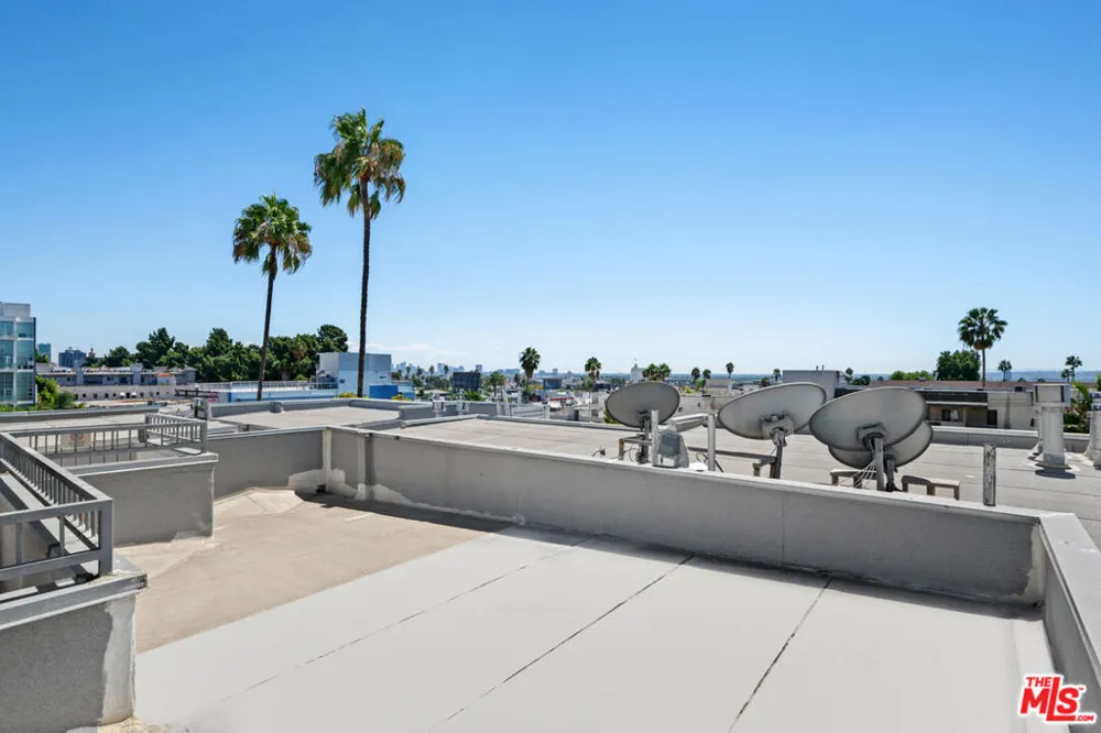 7133 Hawthorn Avenue #202 Los Angeles, CA 90046