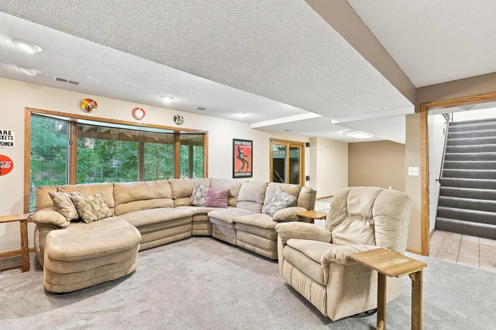 6649 Buckingham Road Woodbury, MN 55125