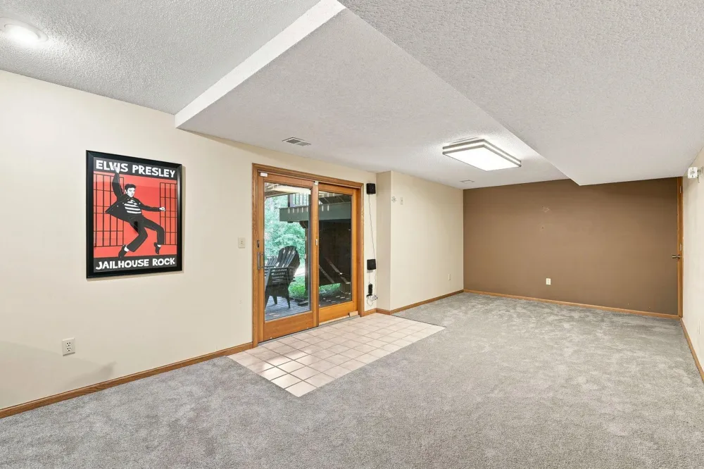 6649 Buckingham Road Woodbury, MN 55125