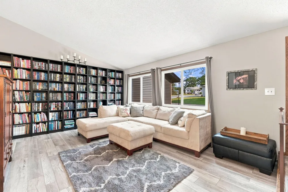 6649 Buckingham Road Woodbury, MN 55125