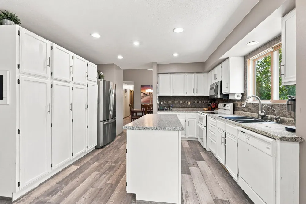 6649 Buckingham Road Woodbury, MN 55125
