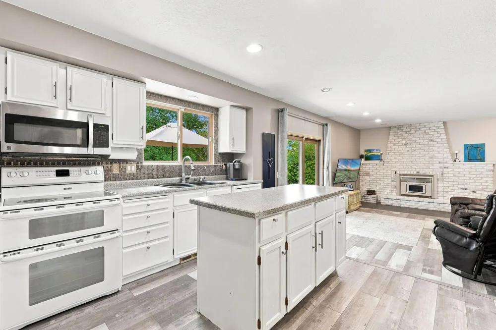 6649 Buckingham Road Woodbury, MN 55125