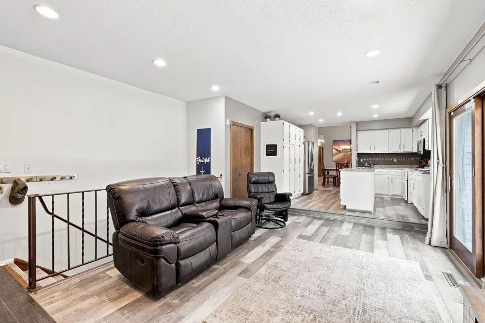 6649 Buckingham Road Woodbury, MN 55125