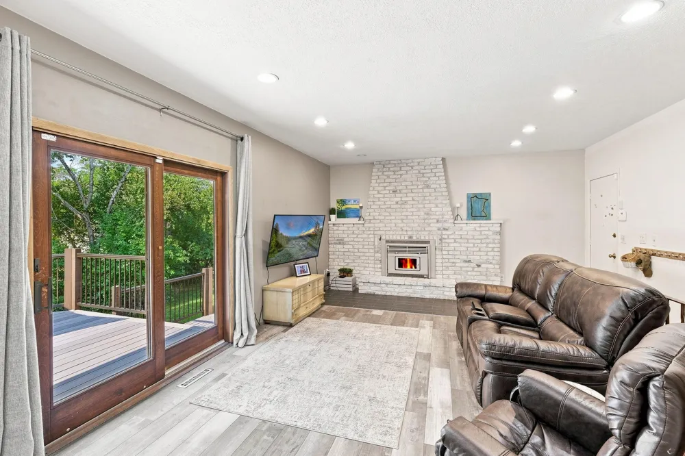 6649 Buckingham Road Woodbury, MN 55125