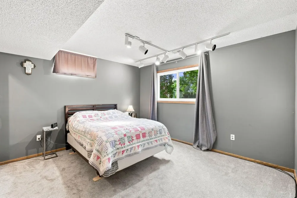 6649 Buckingham Road Woodbury, MN 55125