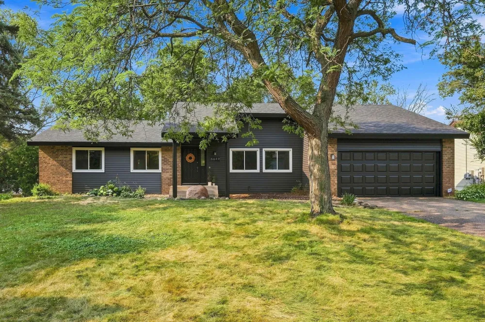 6649 Buckingham Road Woodbury, MN 55125