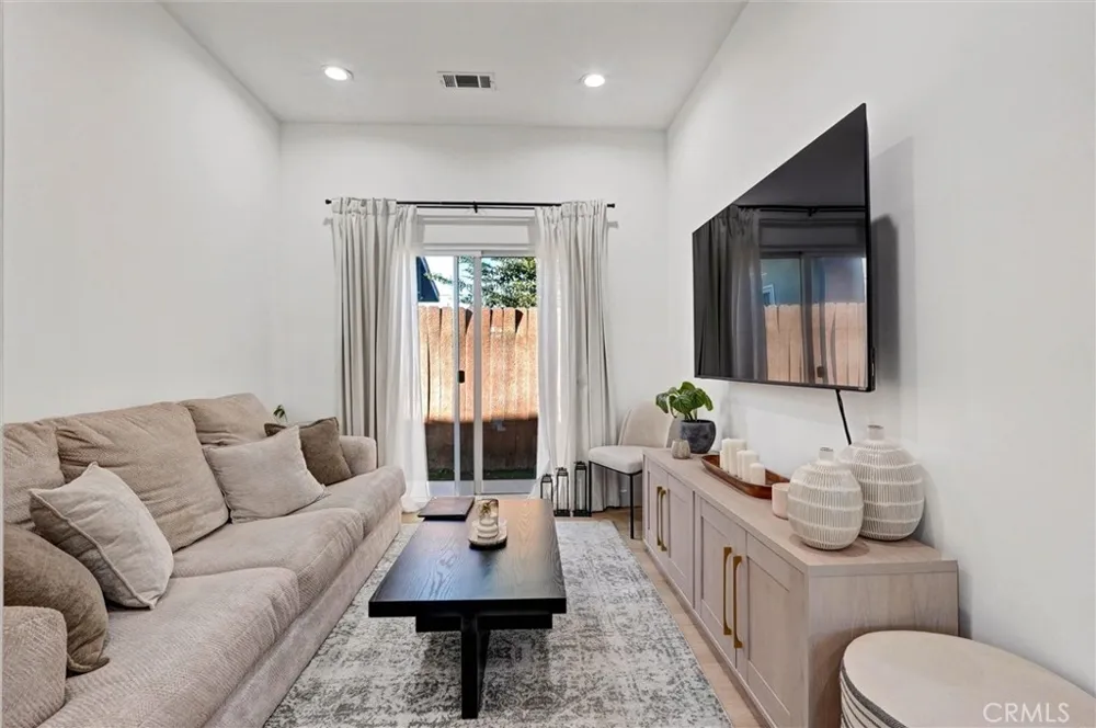 8612 Mason Winnetka, CA 91306
