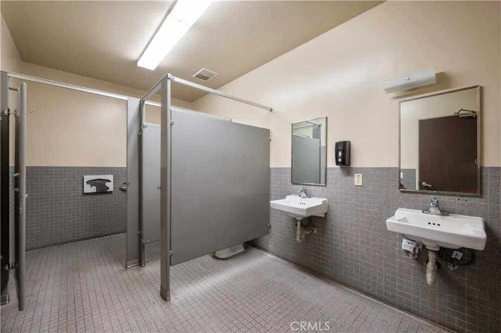 22857 Lockness Los Angeles, CA 90501