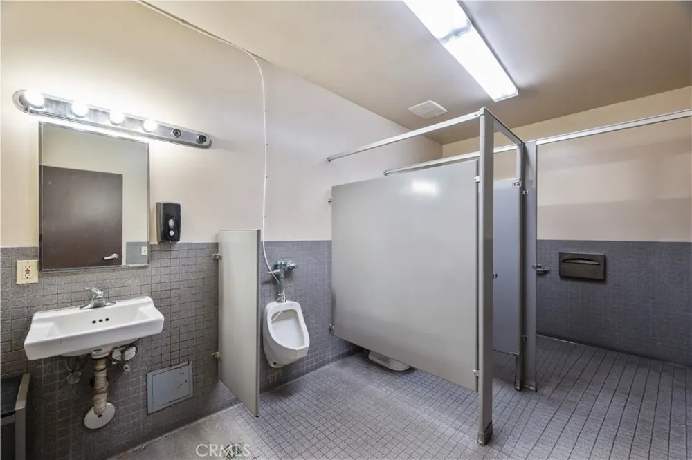 22857 Lockness Los Angeles, CA 90501