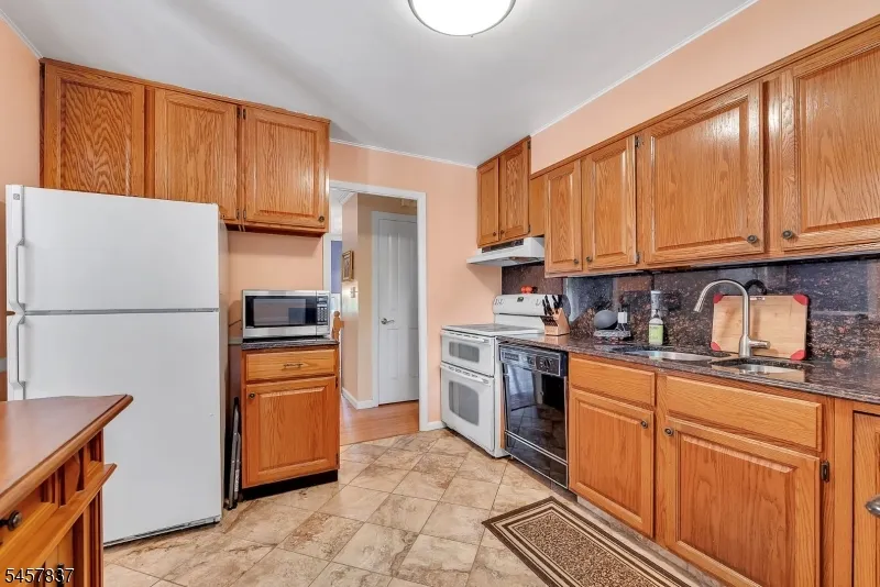 11 Fairview Ave Newton Town, NJ 07860