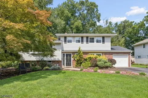 11 Surrey Ln