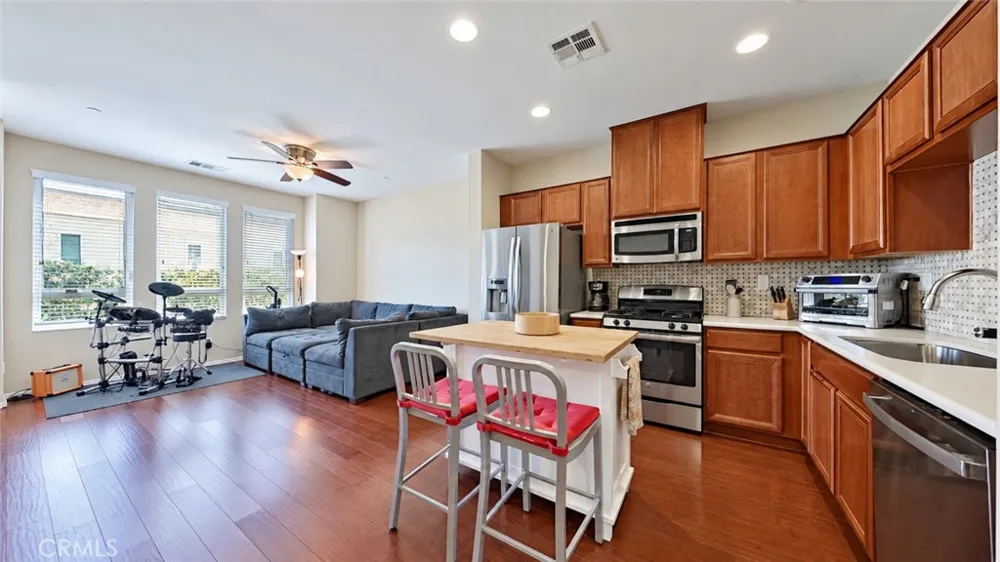 14671 Sherman Way Van Nuys, CA 91405