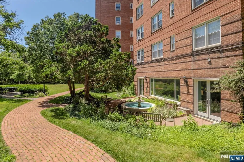 10 Crestmont Road 4H Montclair, NJ 07042