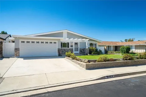 18926 Claycrest