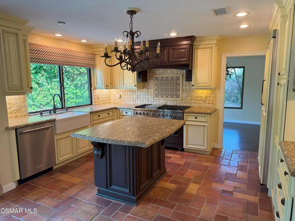 2096 Mccrea Road Thousand Oaks, CA 91362