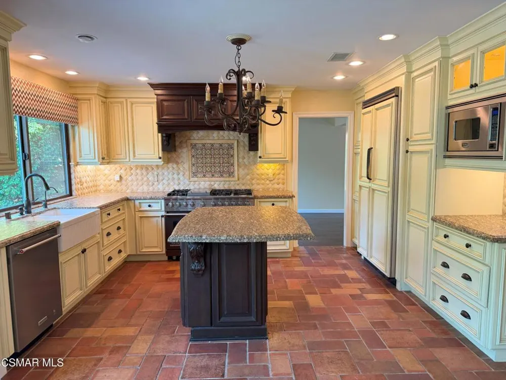 2096 Mccrea Road Thousand Oaks, CA 91362