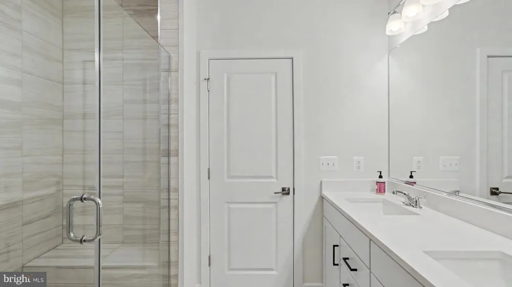 43595 FARRINGDON SQUARE Broadlands, VA 20148